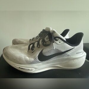 Nike Air Zoom Men's Running Shoes - White and Black